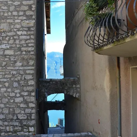 Albergo Diffuso Borgo Piovere In Tignale Exterior photo