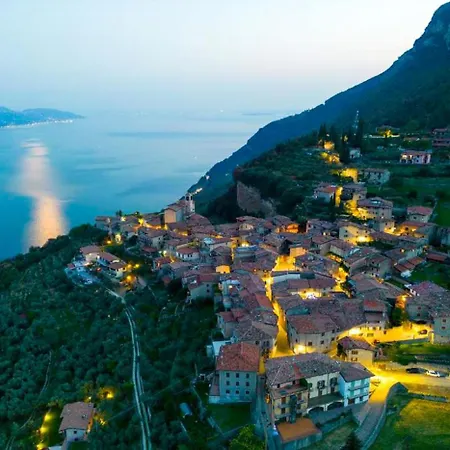 Albergo Diffuso Borgo Piovere In Tignale Exterior photo